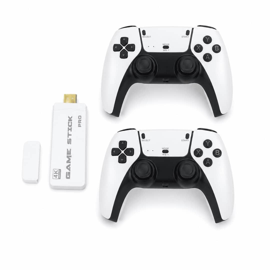 Console EJGAM M15 Plus Game Stick 4K — clé HDMI blanche avec connecteur doré et 2 manettes sans fil blanches et noires, fond blanc studio