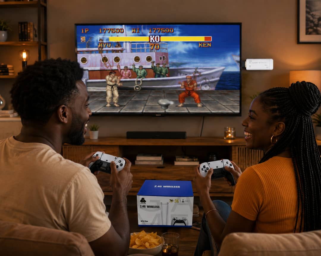 Famille jouant avec la console rétro M15 Plus 4K branchée en HDMI sur grand écran TV salon — 2 manettes sans fil blanches et noires