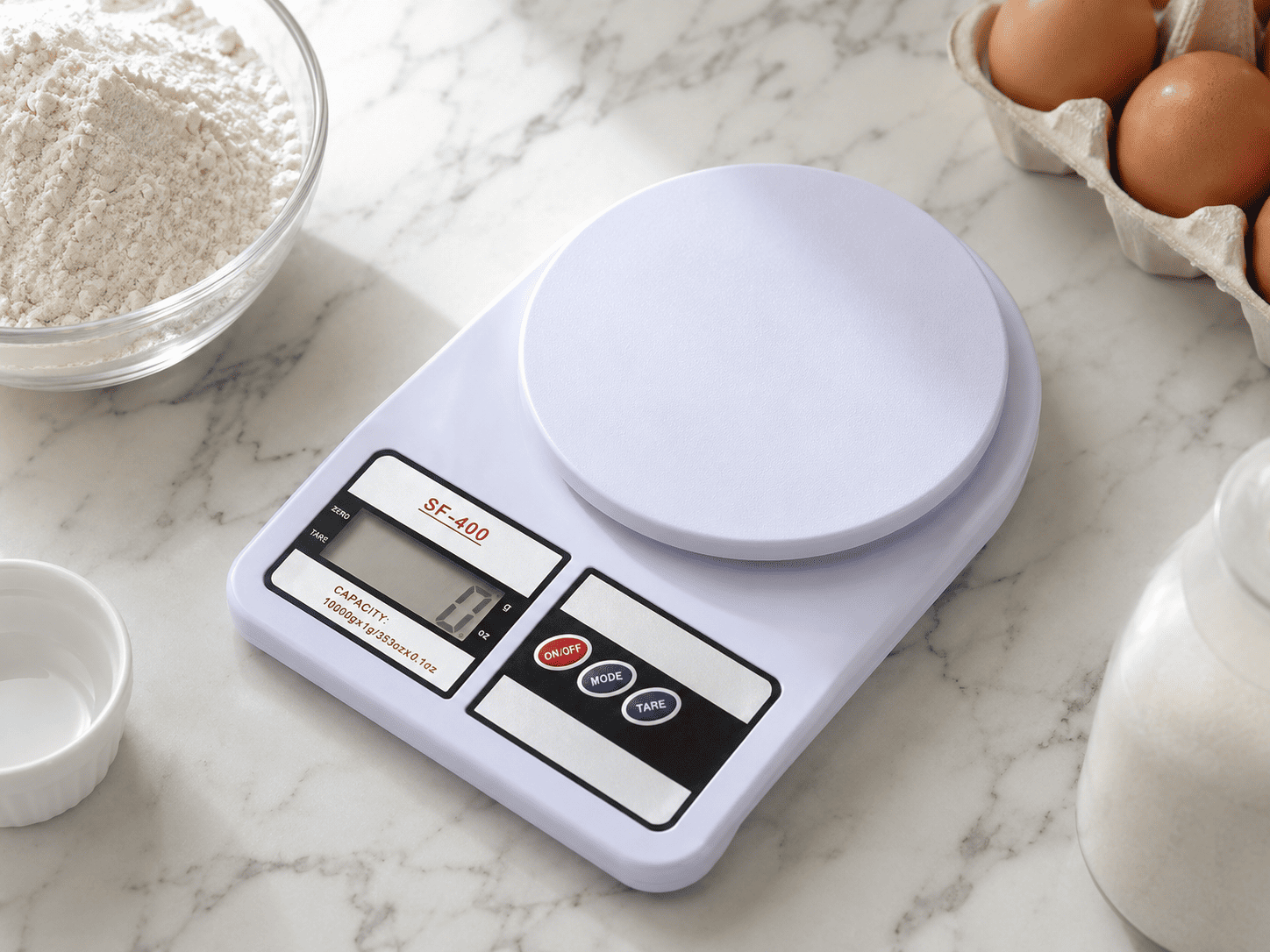 Balance num&eacute;rique SF-400 pos&eacute;e sur un plan de travail de cuisine moderne