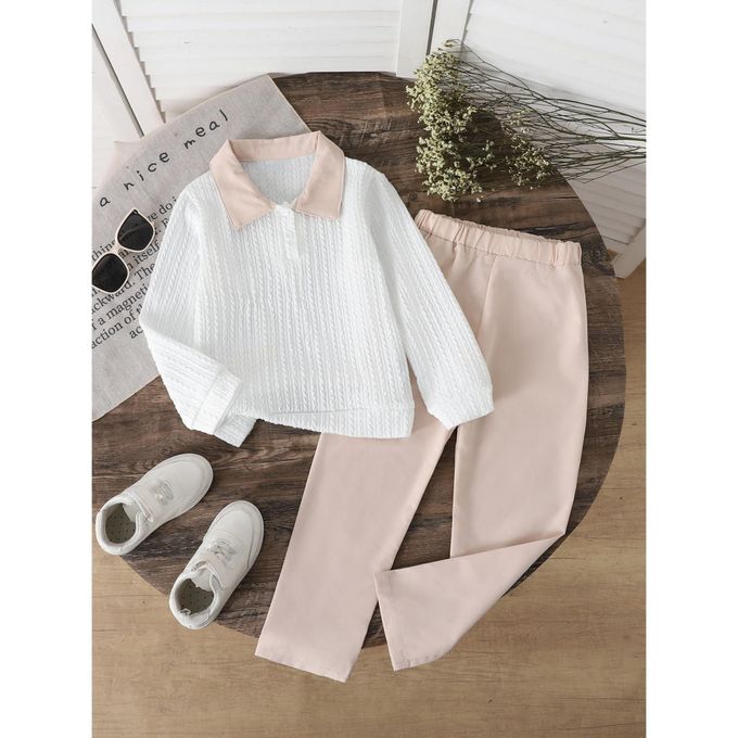 Ensemble chic garçon – polo blanc et pantalon beige