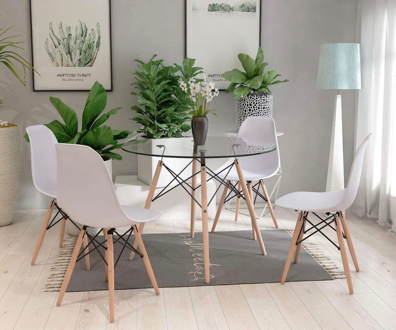 Une table avec trois cherge 
