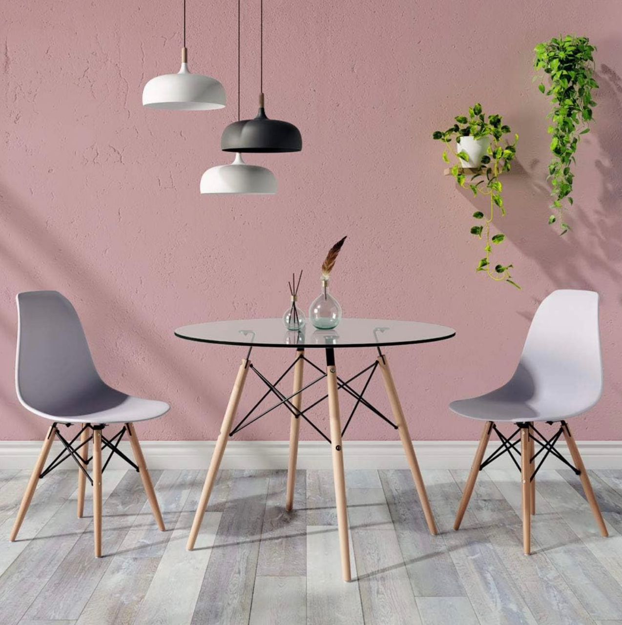 Une table avec deux chaises